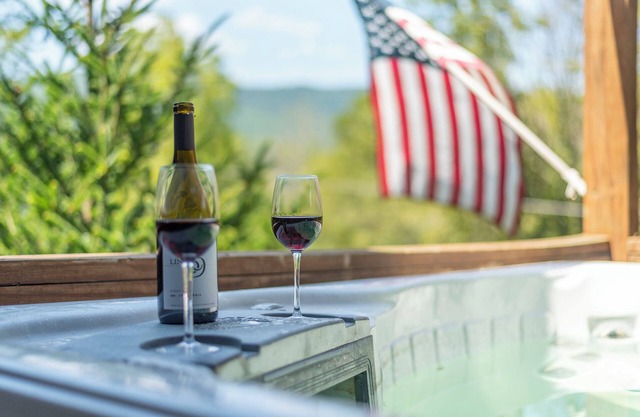 Hot Tub+Fire Pit, Grill, Fireplace! Amazing River Views, 5 Min to Burnsville!