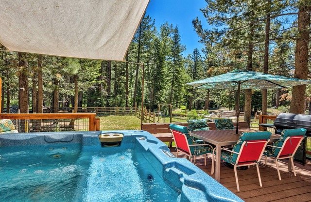 Chalet en el río 3 Bd, jacuzzi para familias y perros Caminata amigable, bicicleta, juego, área tranquila