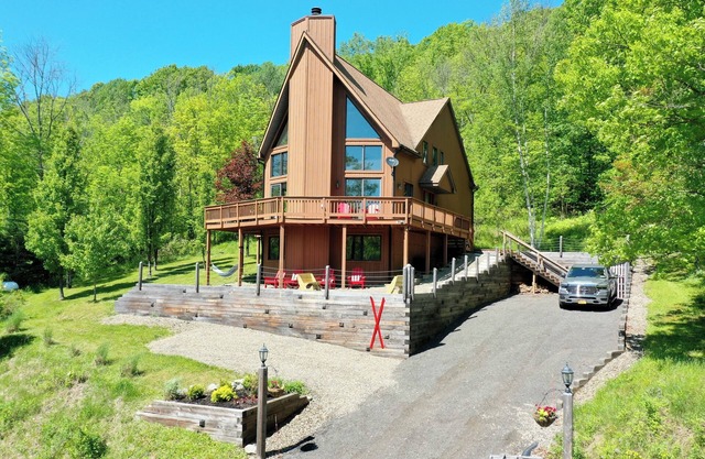 Hot Tub & Sauna ~ The Ridge Chalet ~ Wood Fireplace ~ Sleeps 12