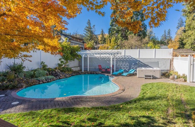 Hot Tub & Seasonal Pool -Sleeps 10- 4 min to OSF