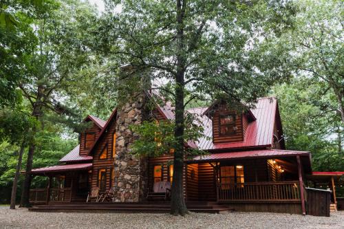 Hot Tub Soaks, Bonfires and BBQs Broken Bow Cabin