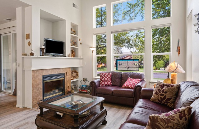 Hot tub, Steps to Old Mill, Close to Downtown, Fireplace, AC, Pet Friendly