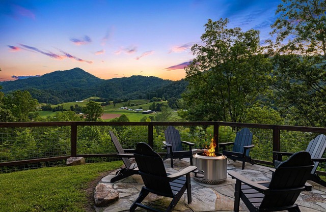 Hot Tub, Views + Chef’s Kitchen | Pet-Friendly Retreat + Biltmore Pass