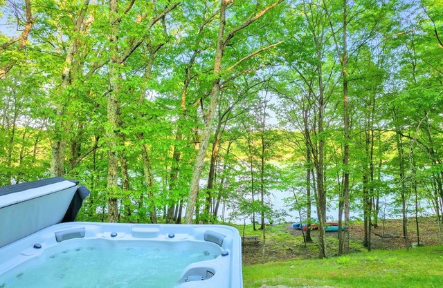 Lakefront, Hot Tub, Pool, Gameroom, Pickleball Fully Loaded, Dock
