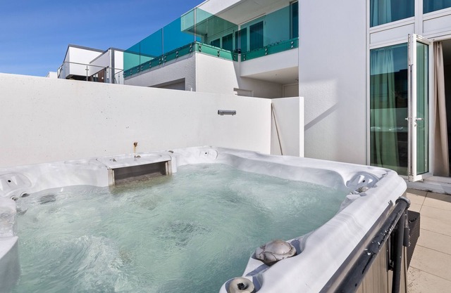 Hot Tub Villa in the Suburbs