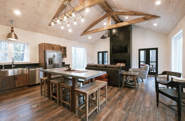 Hot Tub & WiFi - Large Family Cabin - Honeysuckle Bridge - Red River Gorge, Kentucky!