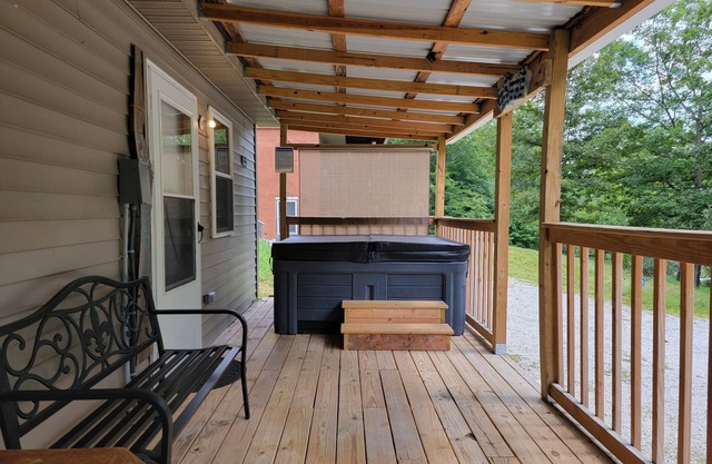 Hot Tub & WiFi - Mimi's Hideaway - Budget-Friendly Escape in Red River Gorge, Kentucky!