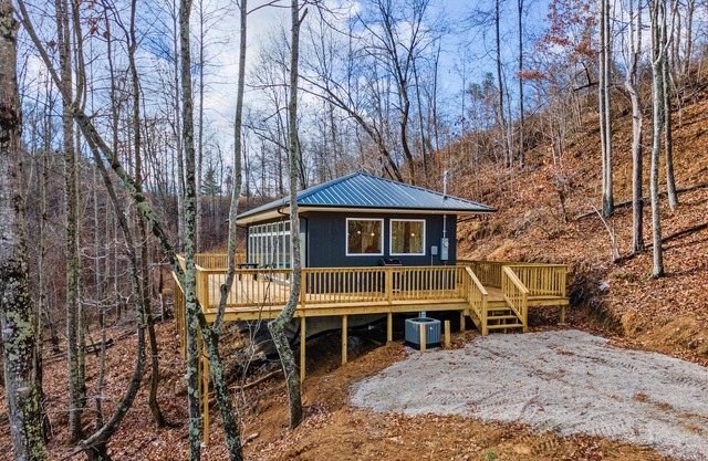 Hot Tub & WiFi - Romantic Cabin - Primrose - Cave Run Lake OR Red River Gorge, Kentucky!