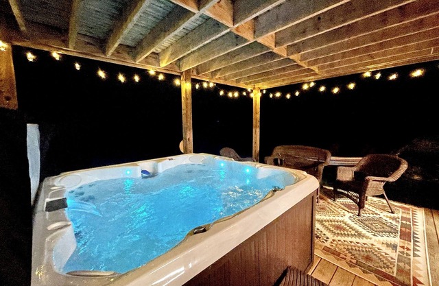 Hot tub, Wood Fireplace, Firepit, Pool/Marina Access