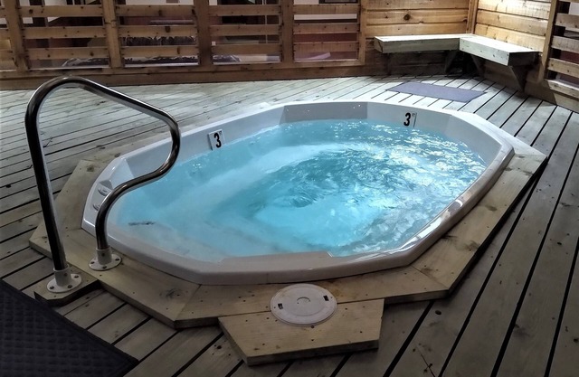 HOT TUBS! Family-Friendly SLEEPS 6 [MAX 4 ADULTS] 3 Minute Walk 2 Slopes