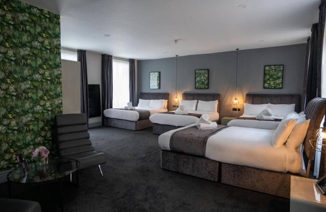 Hotel 105 by Hillcrest Hotel