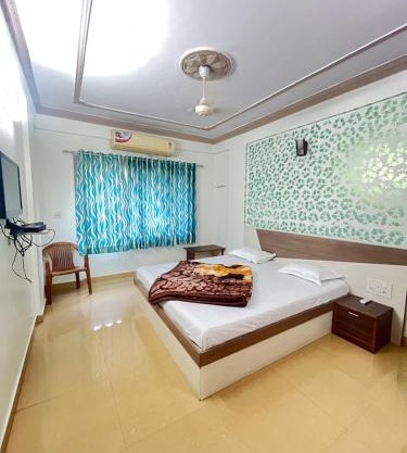 Hotel Ashutosh I 300mtr from shreenathji temple I 966o9o1oo6
