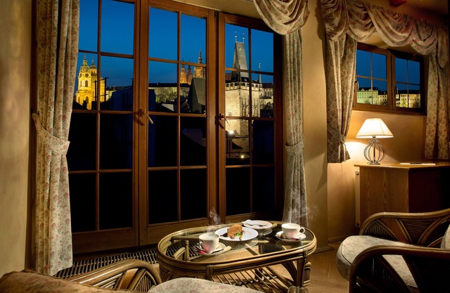 Hotel At the Golden Scissors