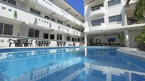 Hotel Balxibá alberca y estacionamiento