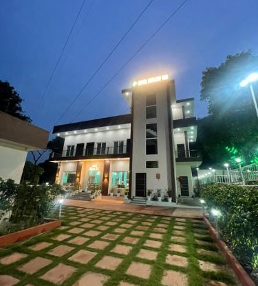 Hotel Bayleaf Inn Restaurant & Cafe