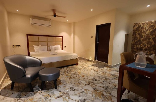 HOTEL CHUTNEYS