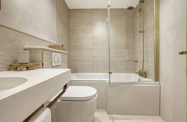 Hotel Comfort in a 4 bed 2 bath w/ Garden, Parking, Wifi