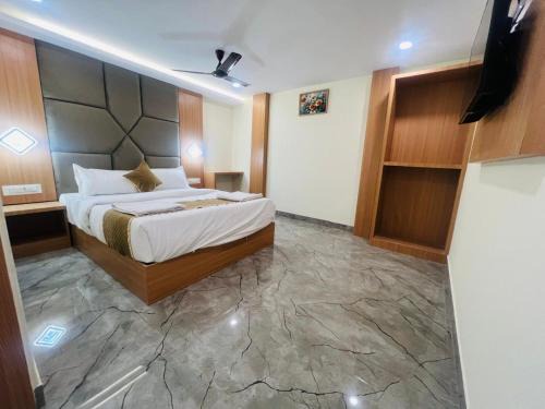 Hotel Crystal Castle Goregaon West Link Road, Mumbai