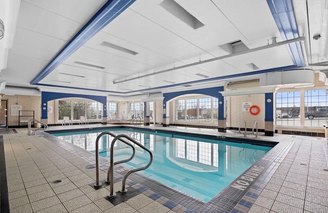 Hotel Queen Suite near Parking, AC, Gym, Pool