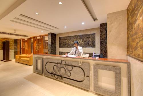 HOTEL ELEVATE NEAR TERMINAL 1 WITH- Free Airport PICKUP