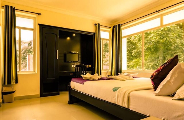 HOTEL EMERALD INN
