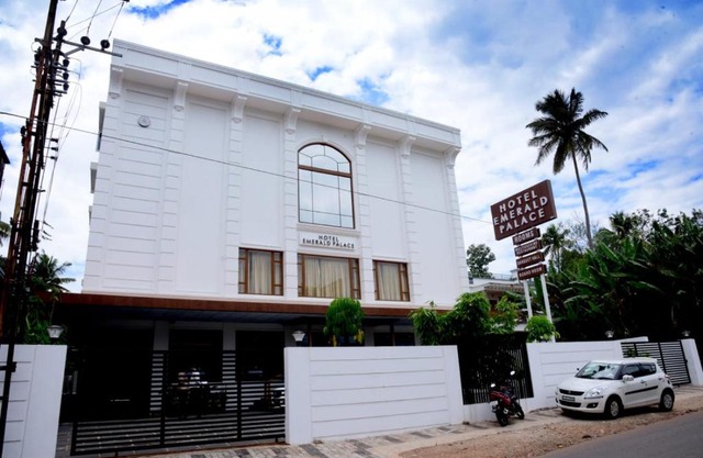 HOTEL EMERALD PALACE