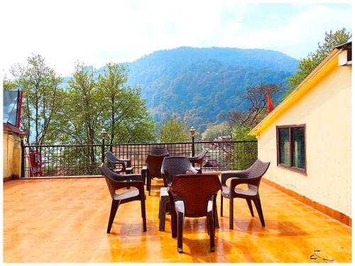 HOTEL !FLATTIES NEAR NAINI LAKE & Mall Road Nainital Lake View Room With# Attached Balcony - Free Parking & Wi-fi Restaurant Facilities Available - A Premium Hotel In Nainital