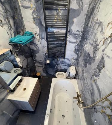 Hotel Garden's jacuzzi spa 4