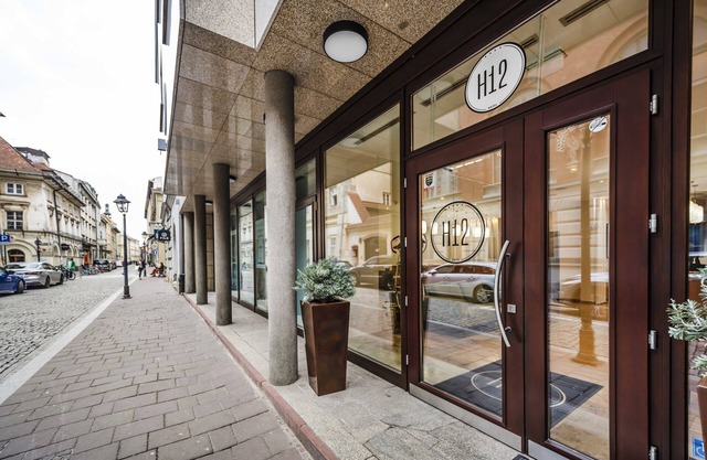 Hotel H12