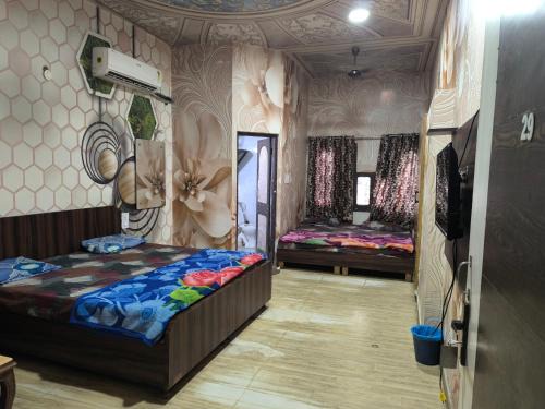 HOTEL JOGI GUEST HOUSE welcome all families, friends, groups, couples, singles fully Airconditioner, attach washrooms, lift, wifi, 24 hours room service, power backup