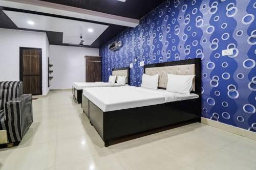 Hotel king crown