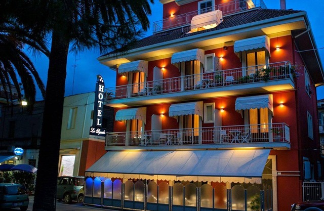 Hotel Lo Squalo