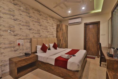 Hotel Luxury Jaanki Fully Air Condition Premium Rooms With Free Parking Free Wifi Near Kashi Temple And Railway Station! Family Preferred and Best Selling Hotel In Varanasi