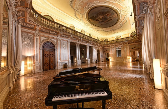Hotel Monaco & Grand Canal