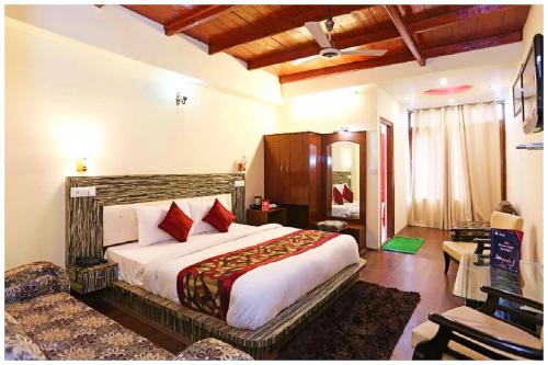 HOTEL NEW THE ! MOON - Walking Distance From Mall Road And Naini Lake with Lift - Wifi - Restaurant and Parking Facilities Available - BEST Luxury Hotel
