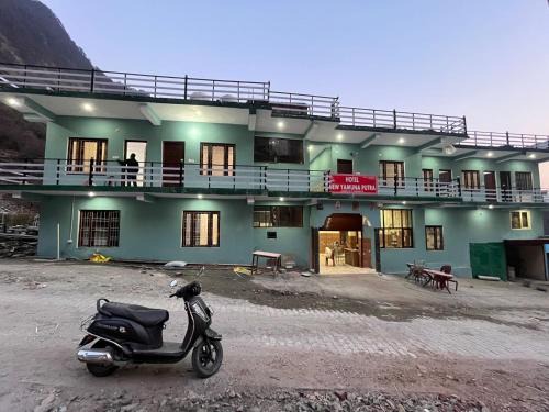 Hotel new yamuna Putra