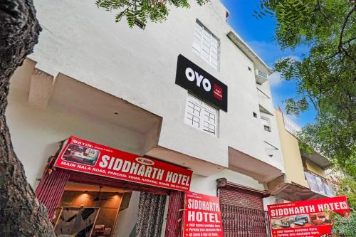 Hotel O Flagship Siddharth Hotel Yamuna Vihar C Block Stand