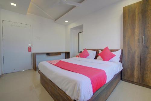 Hotel O RK's Regency Near Navale Hospital Back Gate