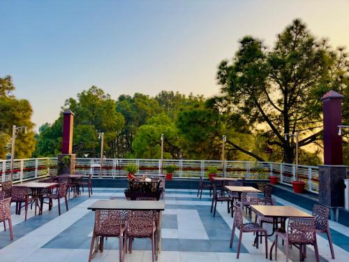 Hotel Pearl Grand White near VOLVO BUS STAND #private parking #AC ROOMS #in city centre