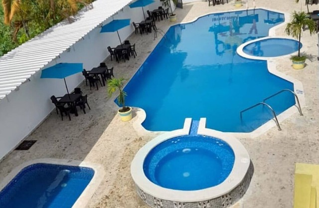 Hotel pool city