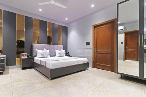 Hotel Preet Inn 05 mints walking Distance Nizamuddin Railway Station