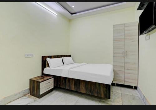 HOTEL PREMIUM SNA INN Near Metro Sation Charbagh - Free Wifi Facilities - Fully Air Conditioning Room - Room Service and Excellent Customer Service Awarded - Book Now