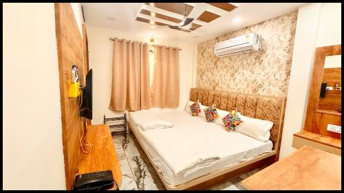 HOTEL PREMIUM VINAYAAK Near Mahakal Temple And Railway Station - Air Conditioned hotel - A Top Premium Hotel
