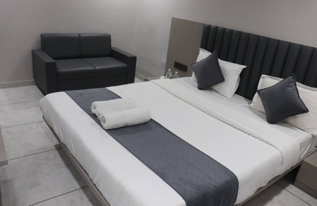 Hotel R K villa