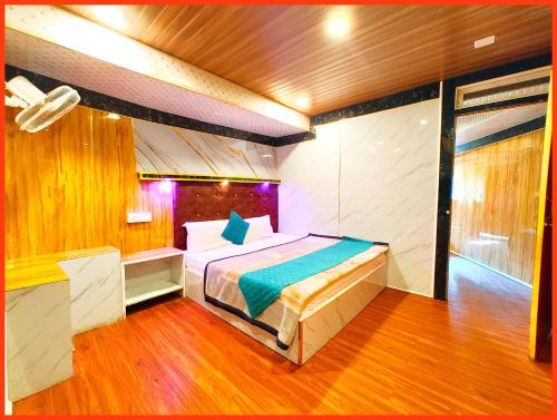HOTEL ROHILA ! LODGE Walkable Distance From Nainital Lake - View From Room Balcony - WilFi with Parking also Room Services