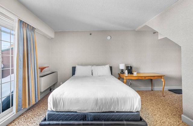 Hotel room le Domaine Queen bed