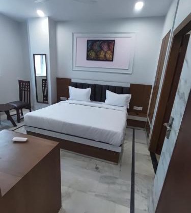 Hotel Roshanee