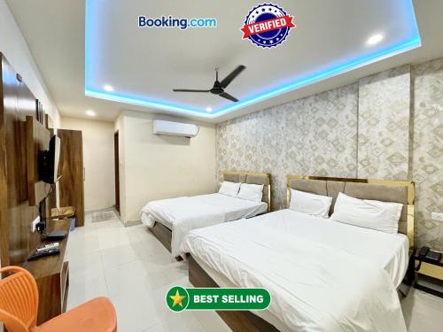 HOTEL RUDRA ! Varanasi ! fully-Air-Conditioned hotel at prime location with Parking-LIFT-wifi-Restaurant availability, near Kashi Vishwanath Temple, and Ganga ghat, Luxurious Rooms