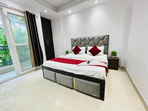 Hotel Seven Near DLF Avenue