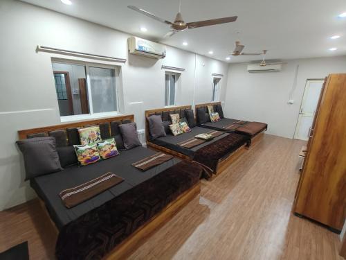 Hotel Shree Kedarnath in front of railway station platform no 8